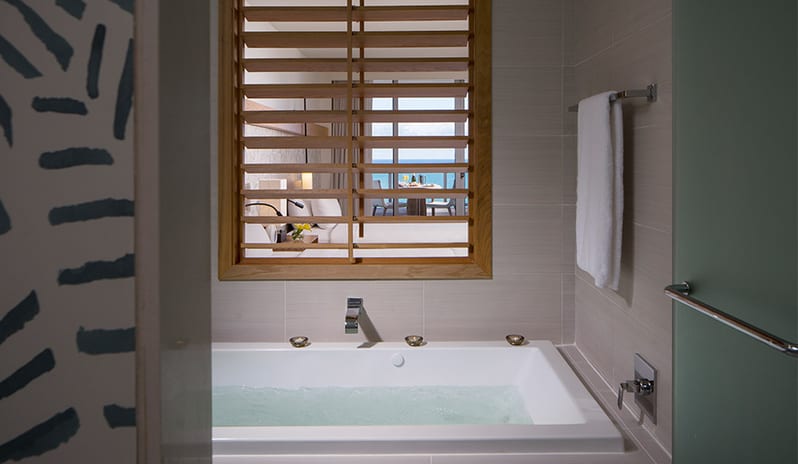 Eden Roc - Junior Suite Ocean View Bathtub